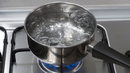 Воду можно кипятить в любой стеклянной посуде. Кастрюля с водой. Кипение воды. Кипящая вода. Кипящая вода в кастрюле.