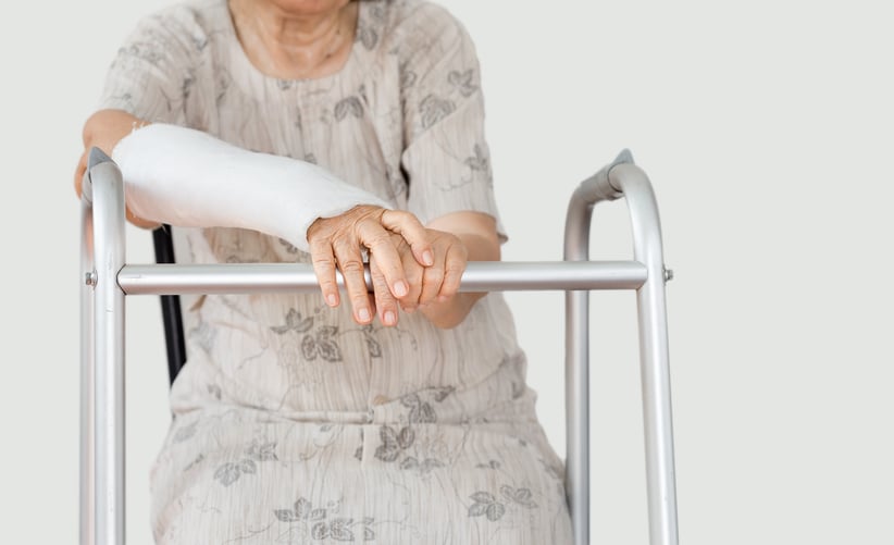 Больной восстанавливается. Перелом шейки бедра в пожилом возрасте реабилитация. Травматизм пожилых людей. Реабилитация после перелома шейки бедра у пожилых.