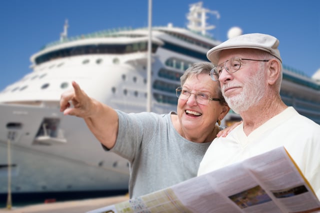 Бабушки путешествуют. Счастливые пенсионеры. Путешествие пожилых людей. Пенсионеры на круизном лайнере. Богатый пенсионер.
