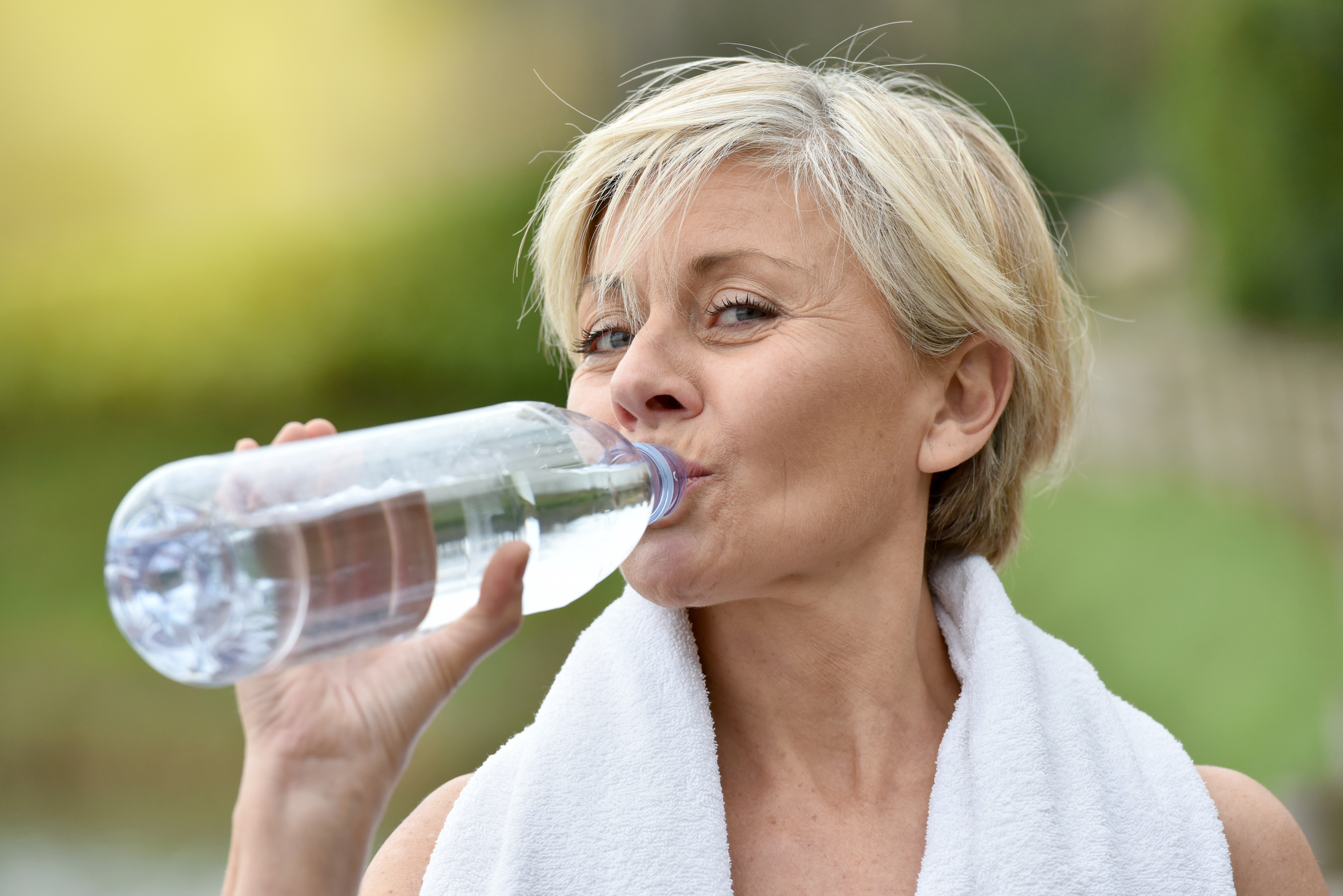 Пить. Женщина пьет воду. Пожилая женщина пьет воду. Питье воды. Пьющая воду женщина.